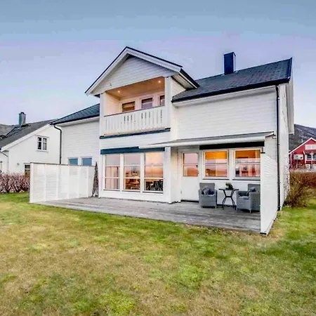 Villa Spacious By The Sea For 6, Northern Lights & Fjord Views *