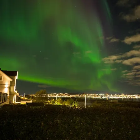Spacious By The Sea For 6, Northern Lights & Fjord Views * טרומסה