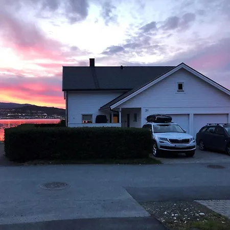 Spacious Seaside With Fjord Views, Comfortable For 6, Max 8 トロムソ