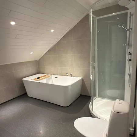 ヴィラ Spacious Seaside With Fjord Views, Comfortable For 6, Max 8 トロムソ