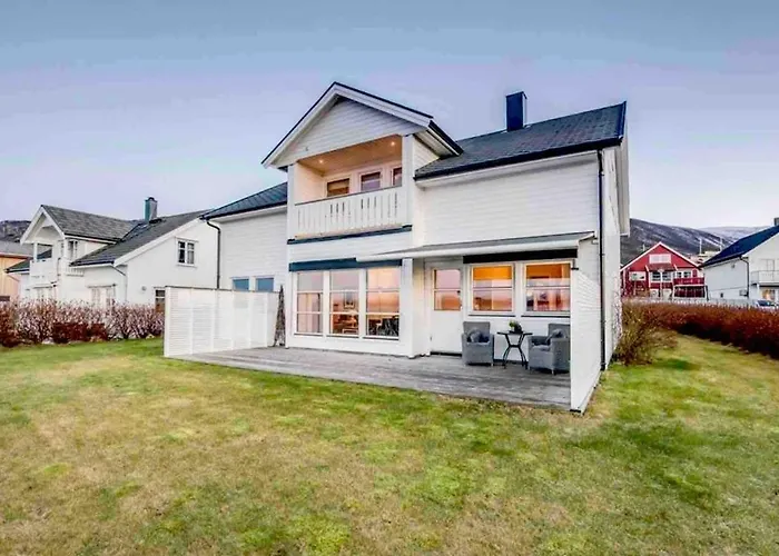 Villa Spacious By The Sea For 6, Northern Lights & Fjord Views *
